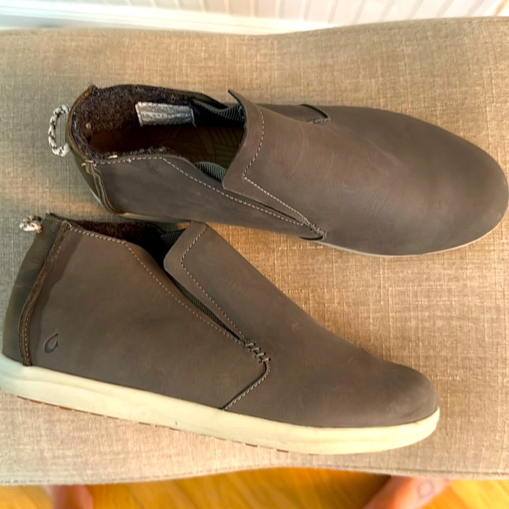 Olukai boots never worn size 9.5